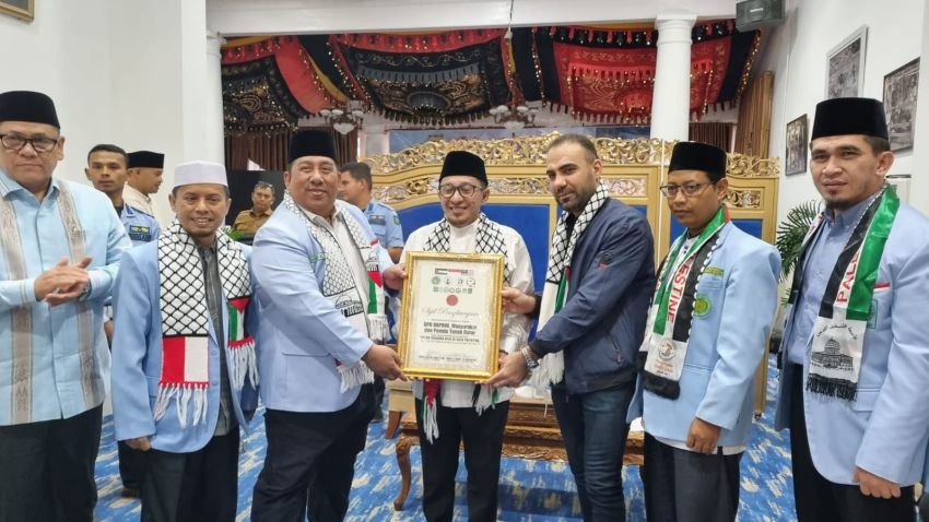 Ketum DPP BKPRMI Berikan Penghargaan Kepada Bupati Tanah Datar