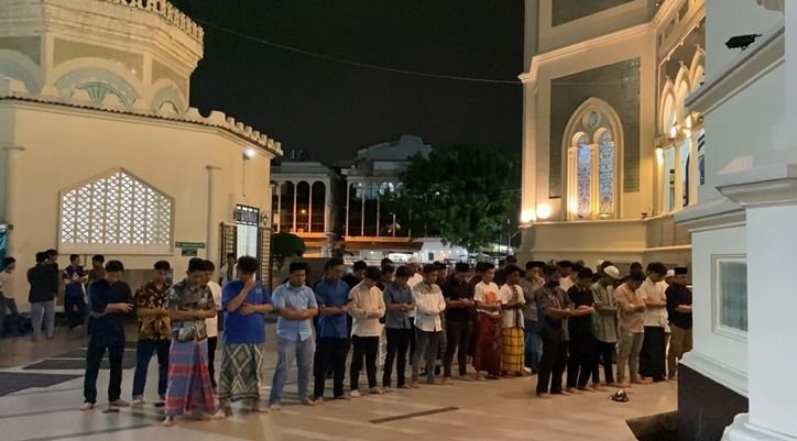 Ribuan Jemaah Padati Salat Tarawih Pertama 1445 H di Mesjid Raya Medan