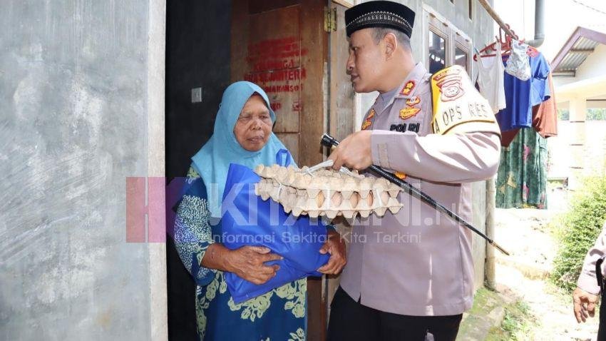 Kapolres Padangsidimpuan Berbagi ke Sesama Saat Jumat Berkah