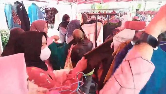 Ratusan Warga Serbu Bazar Pakaian Bekas di Bengkalis