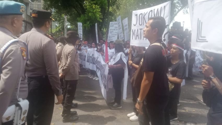 Massa Antar Keranda Demokrasi di Depan Gedung DPRD Sumut, Dukung Hak Angket