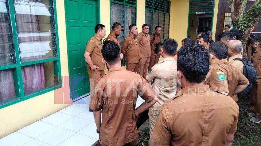 Berpakaian Dinas, Puluhan Perangkat Desa Datangi Kantor Dinas PMD Padangsidimpuan