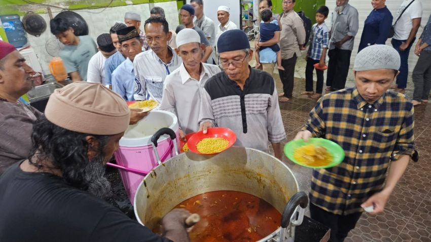 Setiap Pekan, Masjid Ghaudiyah Bagikan 400 Porsi Nasi Briyani