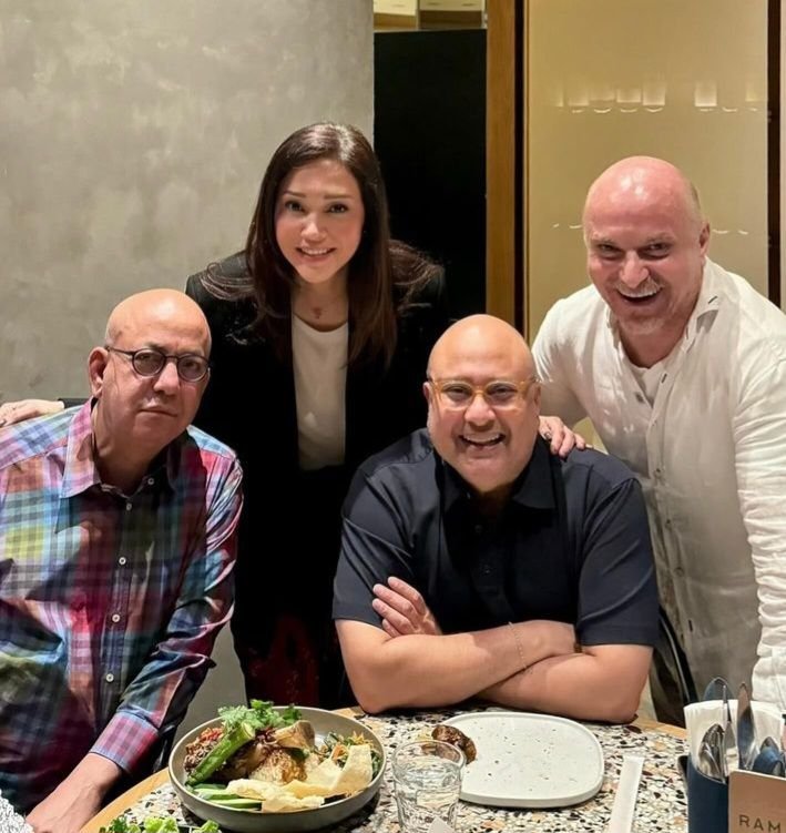Maia Estianty Buka Puasa Bersama Tiga Pria Botak