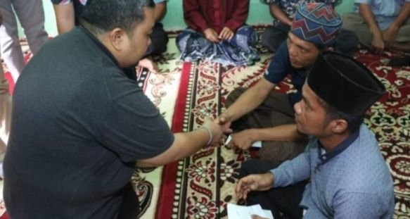 Bupati Tapsel Datangi Keluarga Korban Hanyut di Sungai Desa Aekbadak