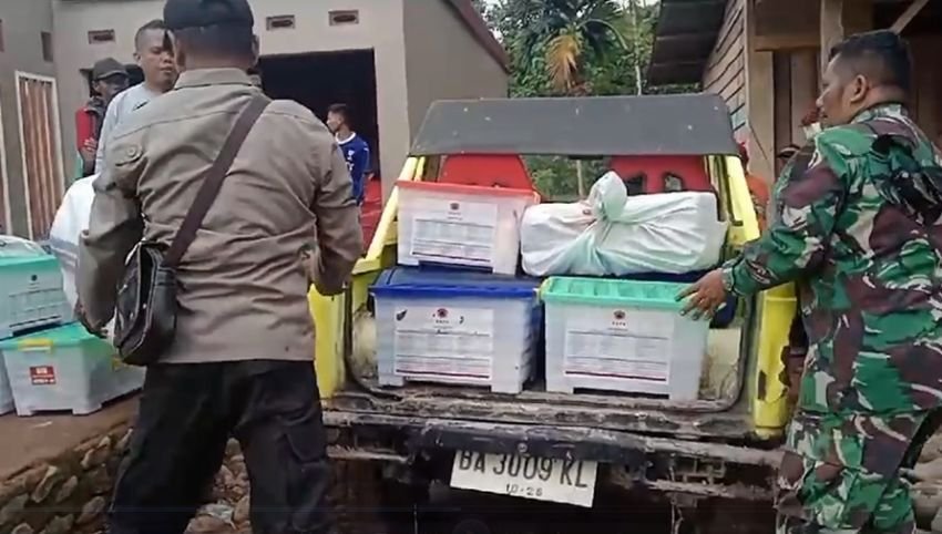 Bantuan Korban Banjir dan Longsor Terkendala Jalan Putus