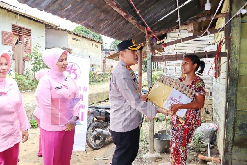 Sambut HUT Bhayangkari, Kapolres Sidimpuan Bersama Ketua Bhayangkari Bagikan Sembako