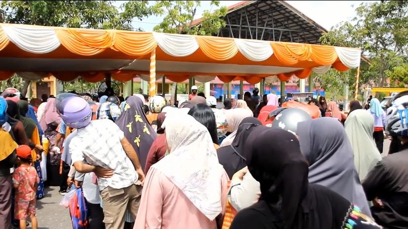 Ratusan Warga Rohil Rela Antri dan Panas Panasan Demi Beras Murah