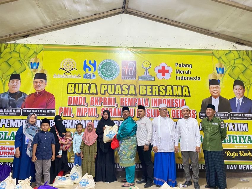 DMDI Indonesia, BKPRMI Bagikan Paket Sembako Idul Fitri Kepada Kaum Dhuafa dan Anak Yatim se Perumnas Mandala