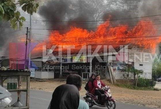 Kebakaran Hanguskan 7 Kios di Batunadua Padangsidimpuan