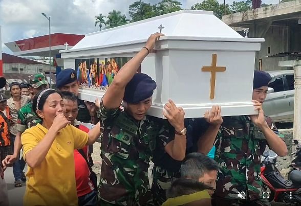 Jenazah Casis TNI AL yang Tewas Dibunuh Tiba di Kampung Halaman di Nisel
