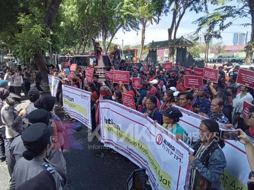 Pengunjukrasa Masyarakat Adat Tanah Batak Minta Penutupan Pabrik TPL ke DPRD Sumut