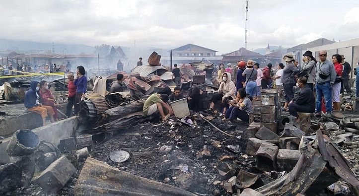 Pasca Kebakaran Pasar Tarutung, Pedagang Kumpulkan Barang Tersisa