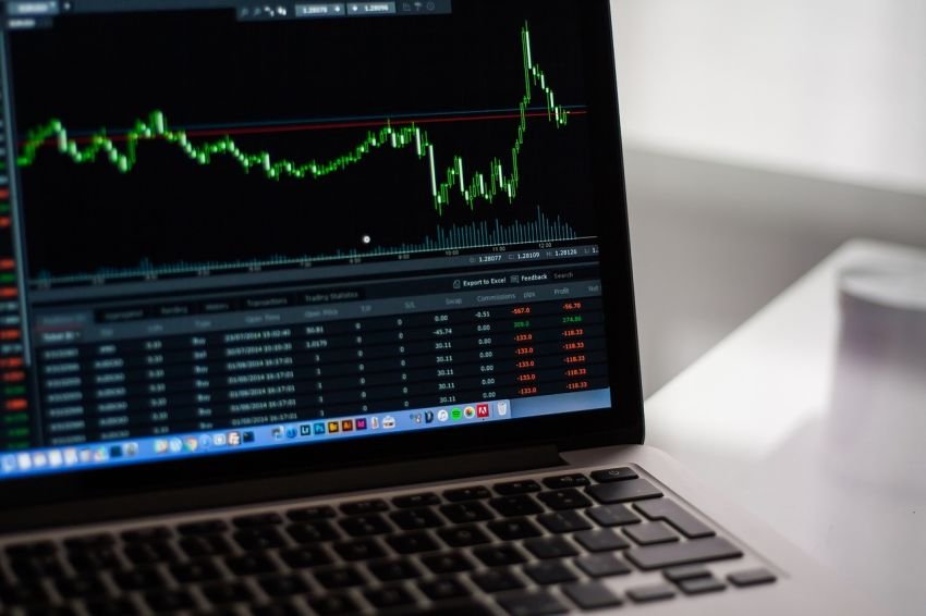 Hari Ini, IHSG Menguat Namun Rupiah Terkoreksi