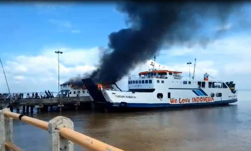 Kapal Roro Terbakar di Pelabuhan Bengkalis