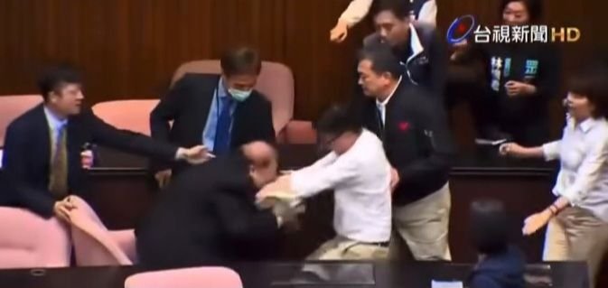 Anggota Dewan Taiwan Baku Hantam di Gedung Parlemen, Ada yang Cedera Kepala