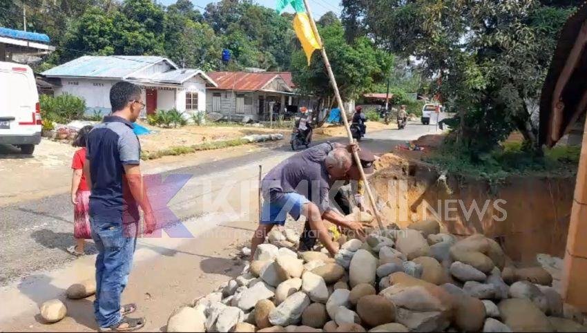 Longsor di Jalan Lintas Sibolga-Barus Km 30 Pargarutan Sorkam