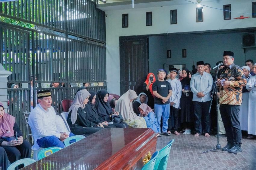 Bobby Nasution dan Kahiyang Ayu Melayat ke Rumah Duka Istri Mantan Kadis Kebersihan dan Pertamanan