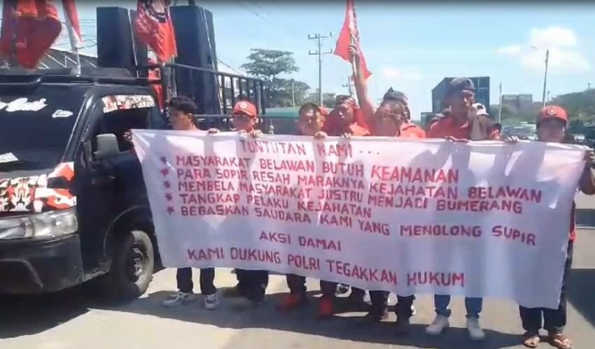 Massa Blokir Pintu Masuk Polres Pelabuhan Belawan, Protes Penangkapan Warga