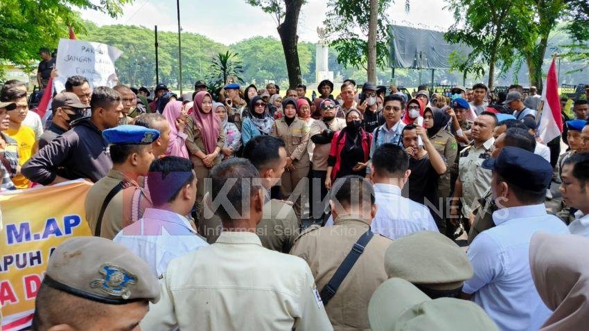 Tuntut Kades Dicopot, Ratusan Warga Serapuh Demo Kantor Bupati Langkat