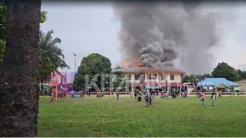 Kobaran Api Muncul dari Lantai Dua Kantor Camat Medan Area