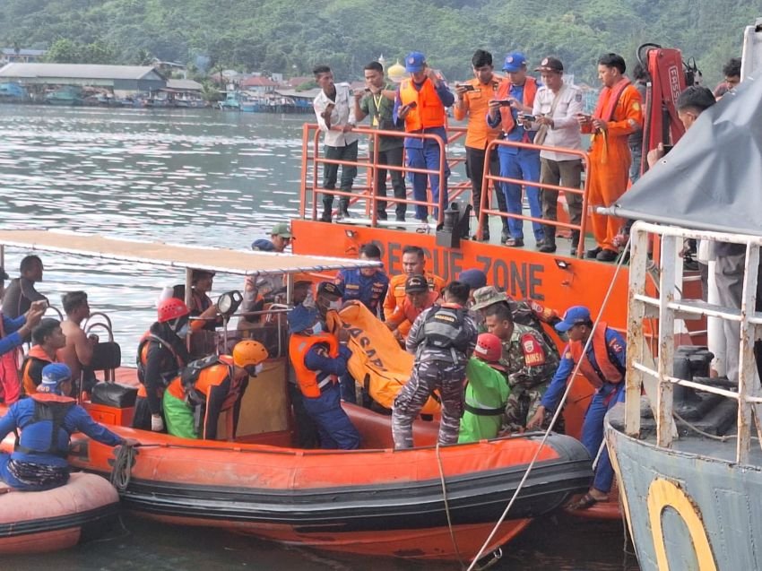 Polres Tapteng Bersama Basarnas Mengevakuasi Penumpang Kapal Tenggelam di Mursala