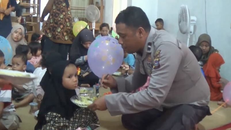 Tekan Angka Stunting, Seorang Anggota Polisi di Padang Berikan Makanan Bergizi Gratis