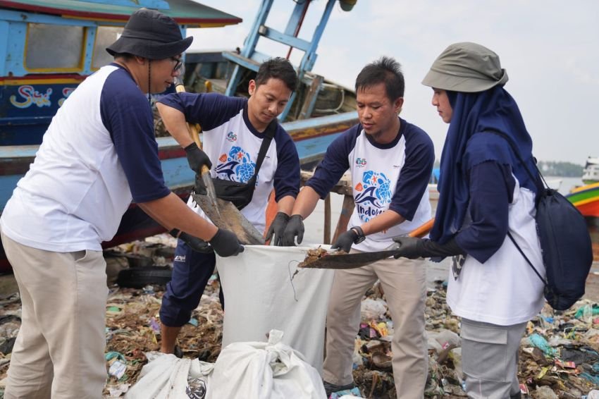 Ratusan Kilo Sampah di Pantai Teluk Dalam dari Program CCU, Pekerja PGN Ikut Serta