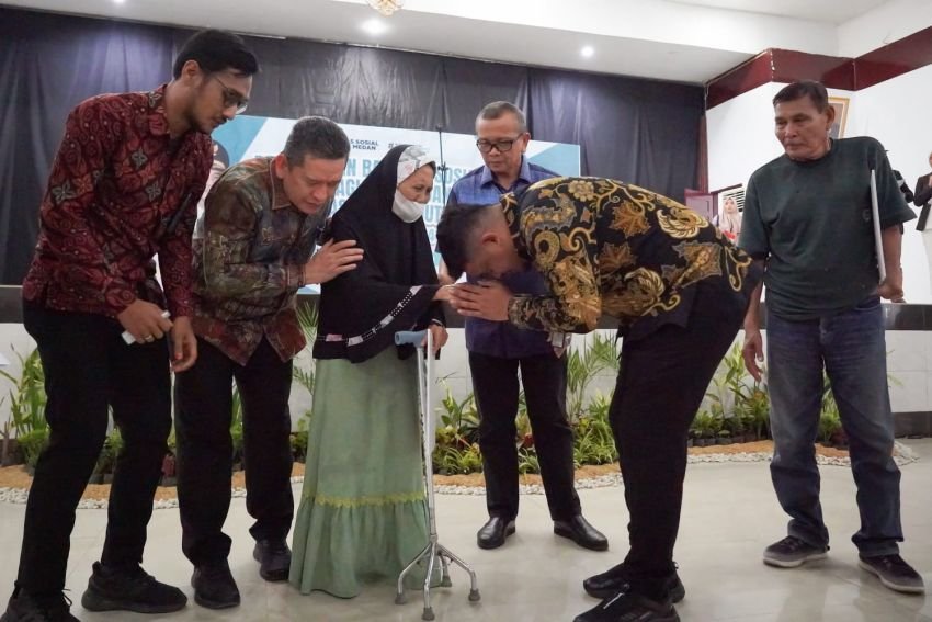 Bobby Nasution Serahkan BST kepada 1.500 Penerima Manfaat