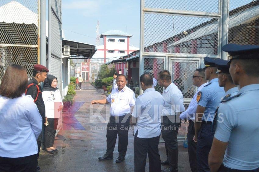 Wujudkan Lingkungan Sehat dan Bersih, Kalapas Tinjau Renovasi Dapur WBP