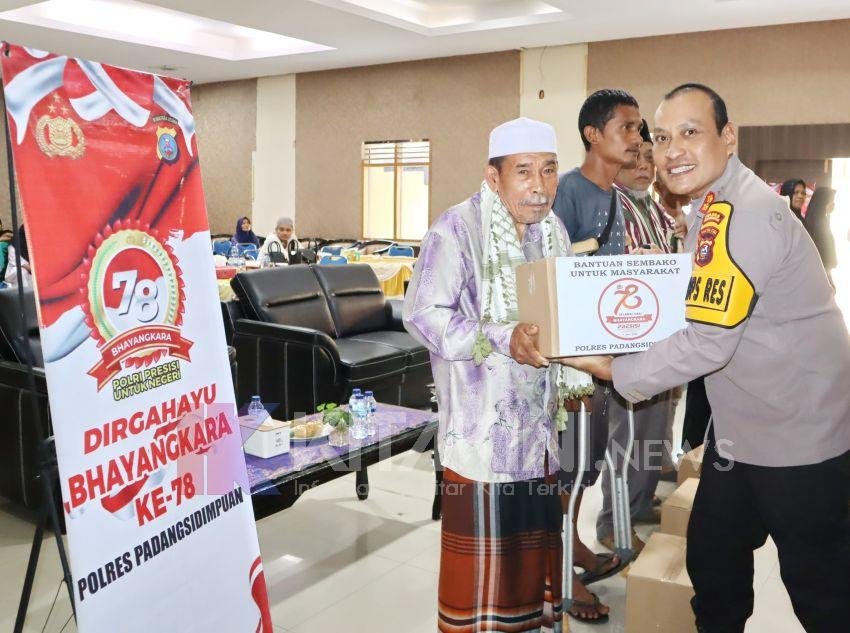 HUT Bhayangkara ke-78, Polres Padangsidimpuan Berikan Paket Sembako Kepada Masyarakat Kurang Mampu