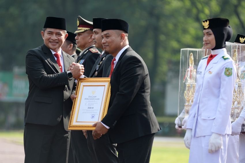 Hassanudin Serahkan Tunggul Kecamatan Terbaik Kategori Kota Tingkat Provinsi