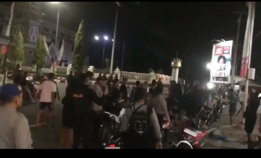 Brimob dan Polisi Bentrok, Warga Dengar Suara Tembakan