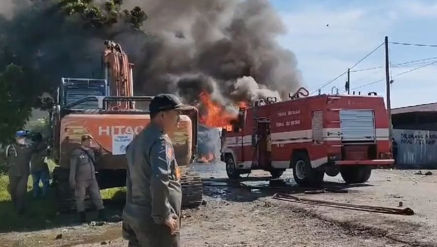 Eksekusi Lahan Eks PTPN II Desa Sampali, Deli Serdang Ricuh,  Satu Unit Mobil Damkar Terbakar