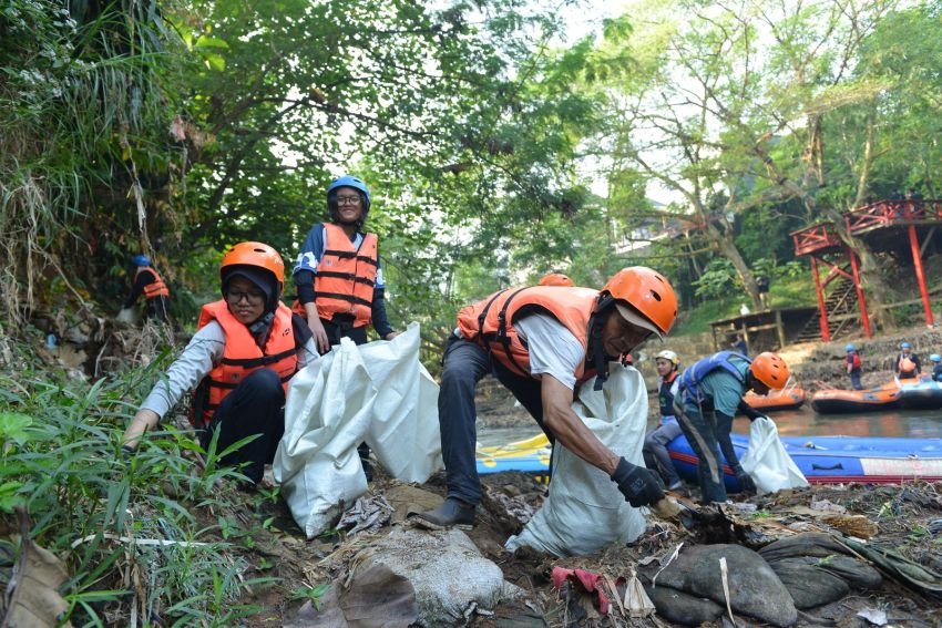 PGN Berhasil Angkut 7.956 Kg Sampah Sungai Ciliwung