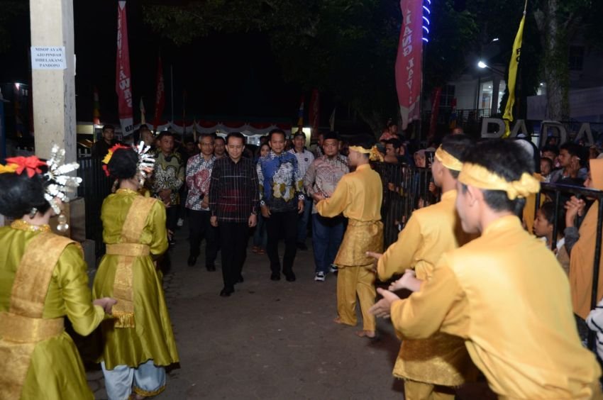 Agus Fatoni Bersama Ribuan Masyarakat Ikut Rayakan Puncak Peringatan HUT Kabupaten Palas ke-17