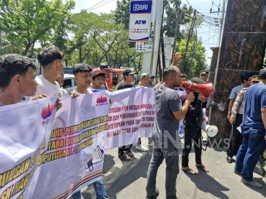 Geruduk Kejatisu, Massa Pertanyakan Surat Laporan Pengaduan Dugaan Penyalahgunaan Wewenang Kadishub Sumut