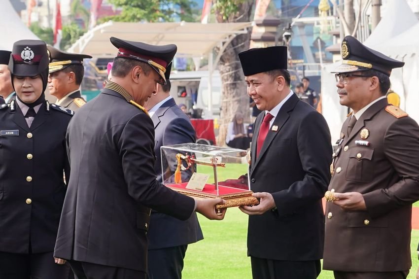 Agus Fatoni Terima Pin Emas, Pedang dan Piagam dari Kapolri