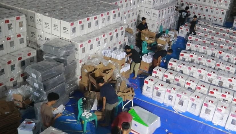 KPU Sumbar Distribusikan Logistik PSU ke Daerah