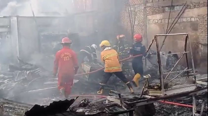 Kebakaran Hanguskan Dua Bangunan di Kota Padang