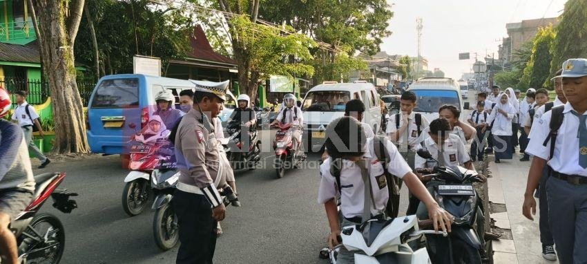 Ops Patuh Toba 2024 Kanit Kamsel Polres Padangsidimpuan Tegur Pelajar