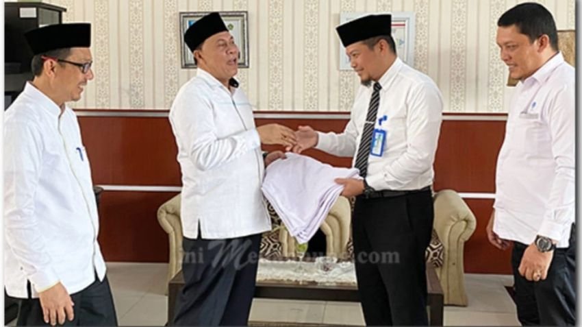 Plh Dirut Perumda Tirtanadi Serahkan 8624 Handuk Bagi Jamaah Haji Embarkasi Medan