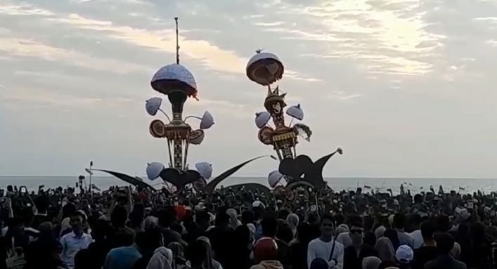 Pengunjung Padati Pantai Gandoriah di Festival Hoyak Tabuik 2024