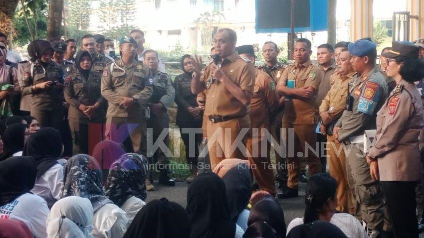 Ratusan Guru PPPK di Langkat Gelar Aksi Duduk di Depan Kantor Bupati