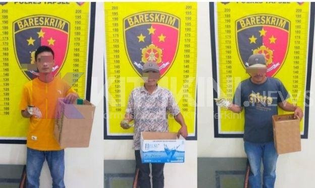 Tiga Pria Ini Manfaatkan Jalan Berlubang untuk Pungli di Angkola Selatan