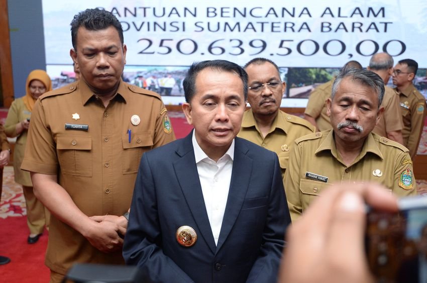 Agus Fatoni Salurkan Bantuan Bencana Alam Rp250 Juta untuk Sumbar