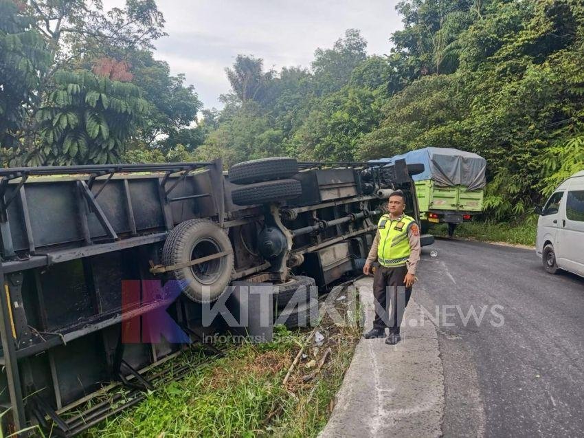 Hindari Mobil Penumpang, Truk Pengangkut Sepeda Motor Terbalik di Simirik