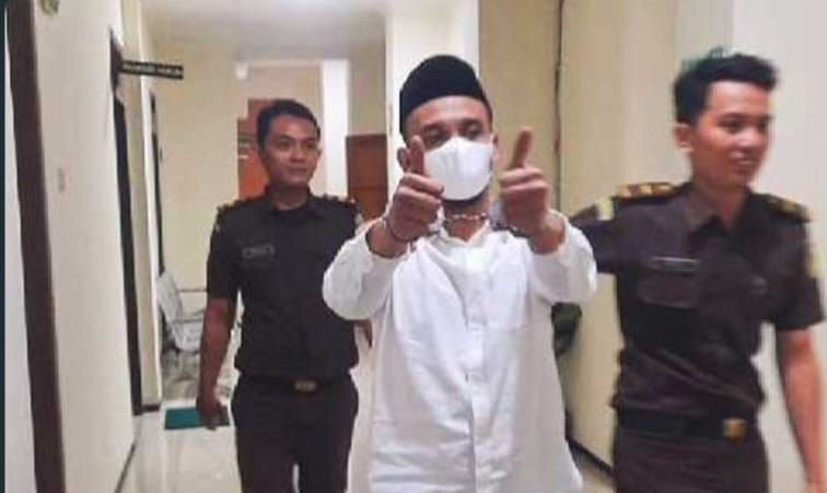 Terdakwa Penipuan dan Penggelapan Jemaah Umrah Berjoget Kegirangan Usai Divonis 3 Tahun Penjara