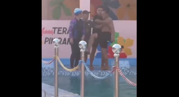 Pria Ini Tendang Bagian Alat Vital Pelatih Wanita Hingga Terjatuh ke Kolam