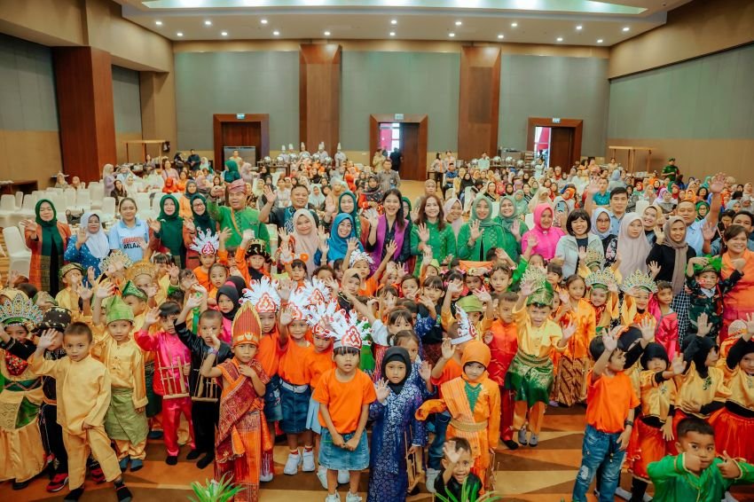 Bagikan Makanan Tambahan, Kahiyang Ayu : Semoga Indonesia Emas Terwujud